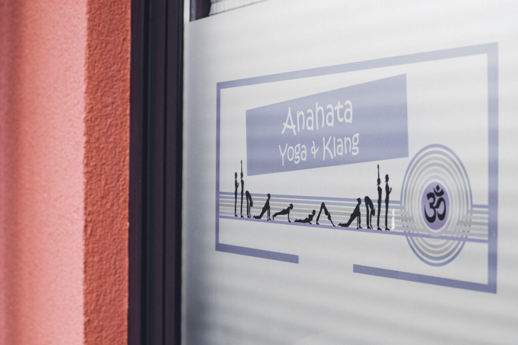 Logo Anahata Yoga-Studio an der Fensterscheibe