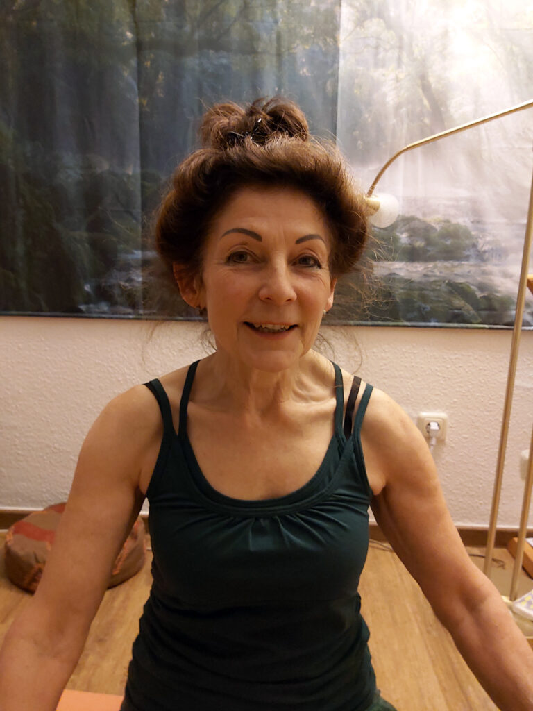 Yoga-Lehrerin Susanne Schubert in Sportkleidung im Yoga-Studio in Schmölln