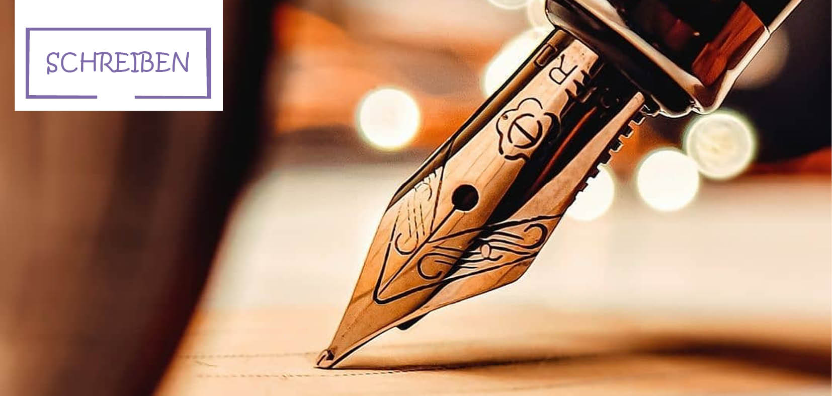 Die goldene Feder eines Kugelschreibers berührt ein Blatt Papier, links oben der Text: SCHREIBEN