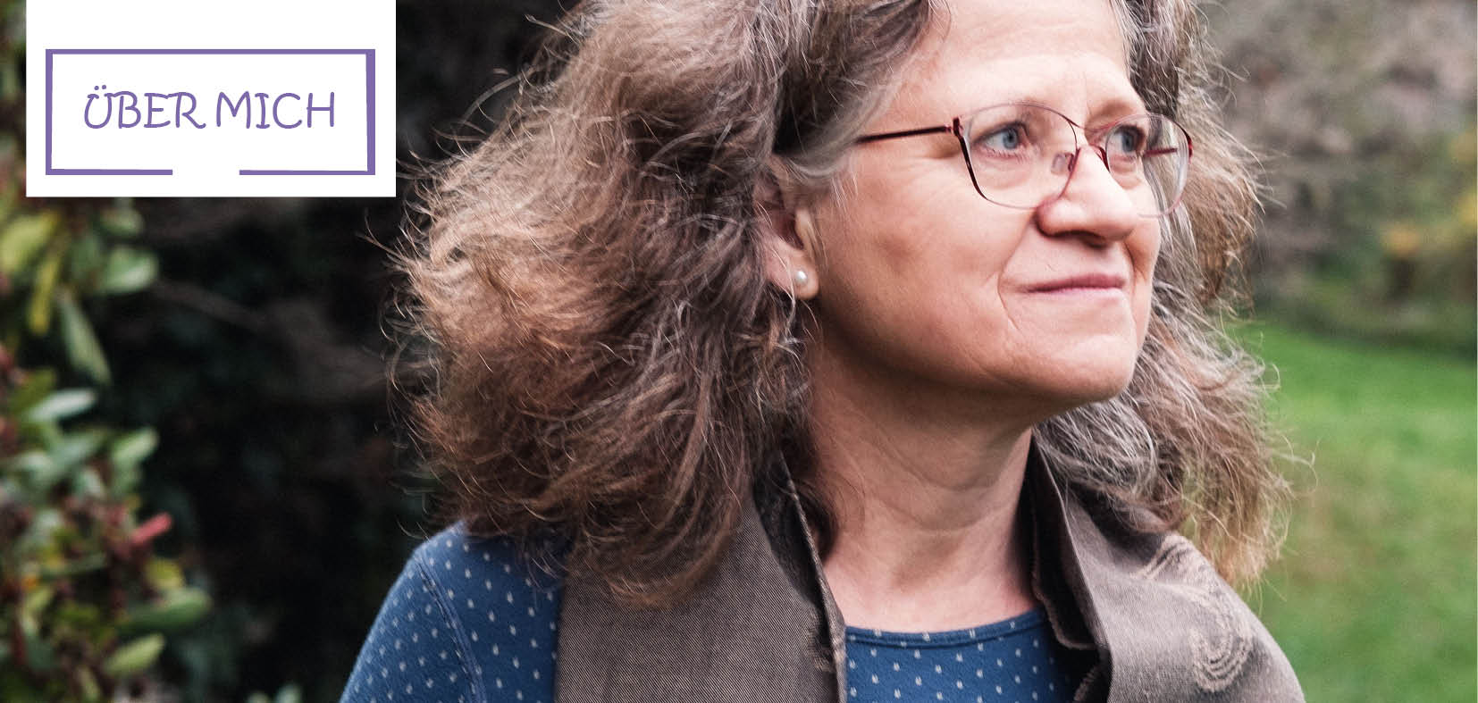 Angela Kiesewetter-Lorenz, die den Blick nach rechts oben richtet, im Hintergrund natur, links oben der Text: ÜBER MICH